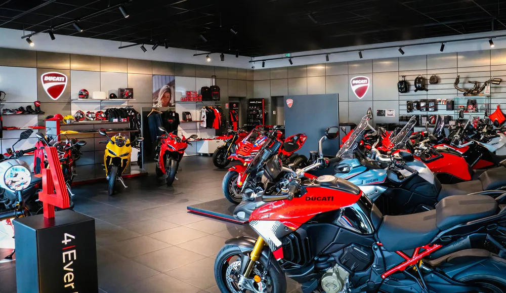 Le showroom Ducati de Labège, écussons Ducati au mur