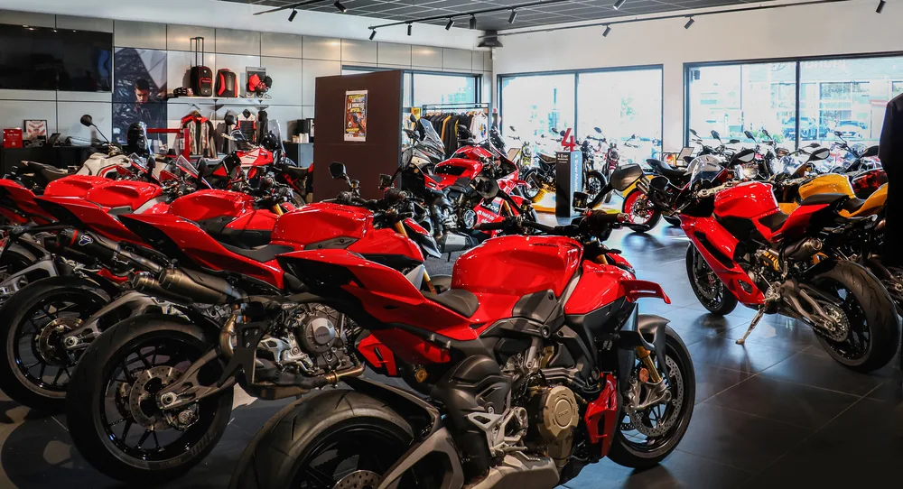 Sportives Ducati alignées dans le showroom de Labège