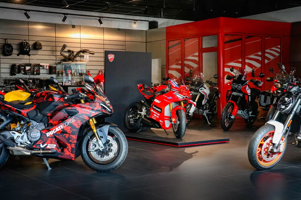 Sportives Ducati en livrée Corse dans le showroom de Labège