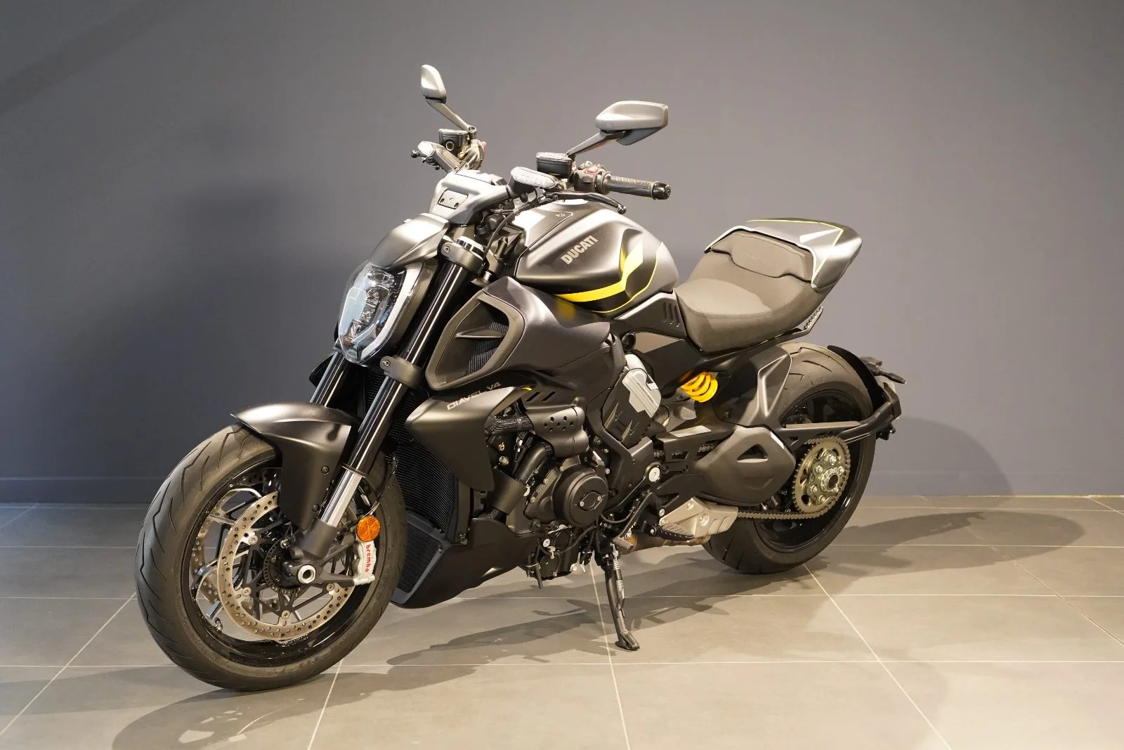 Ducati Diavel V4 Dark Stealth Yellow