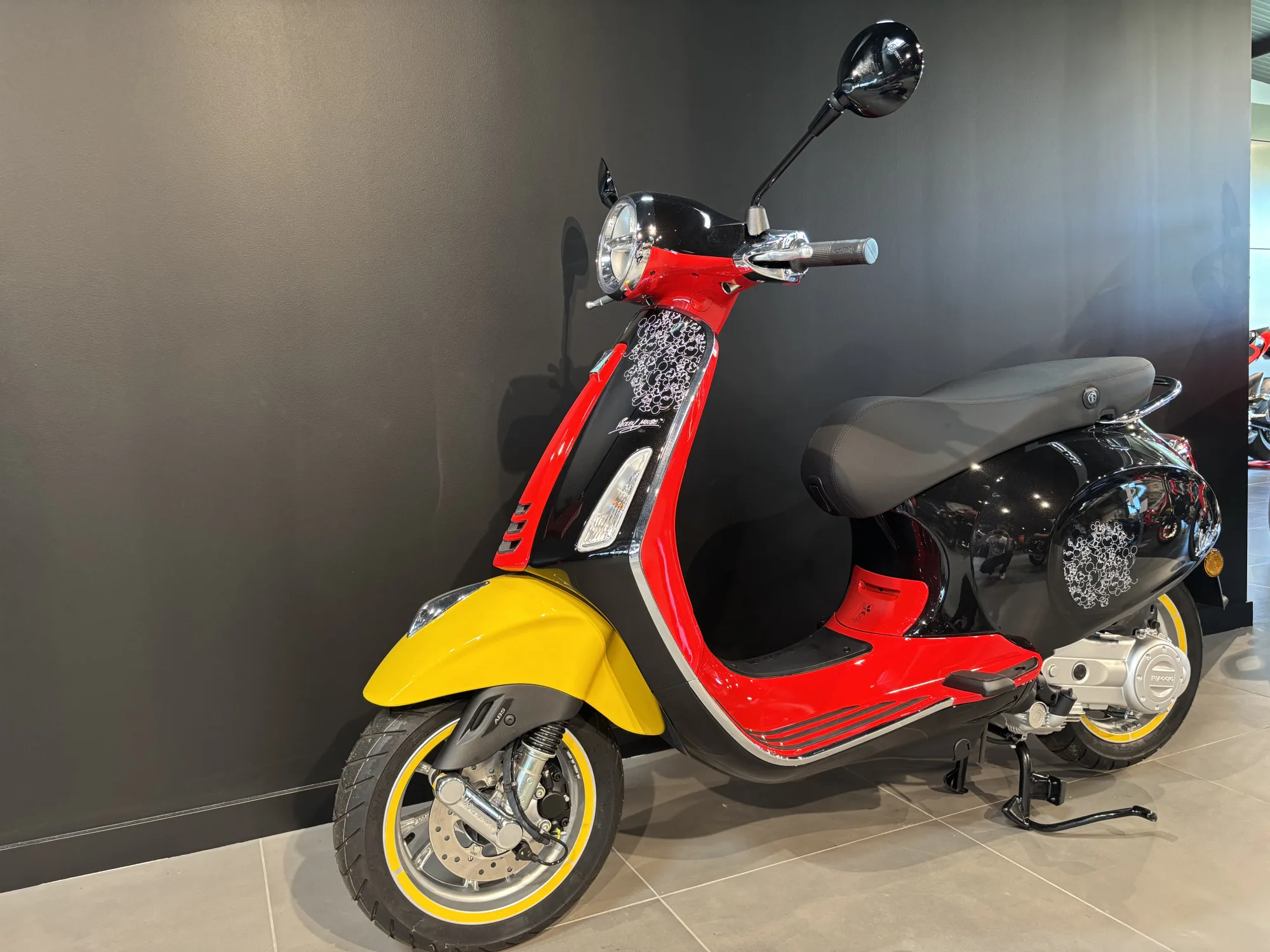 Vespa Primavera 50 Disney Mickey Mouse Edition